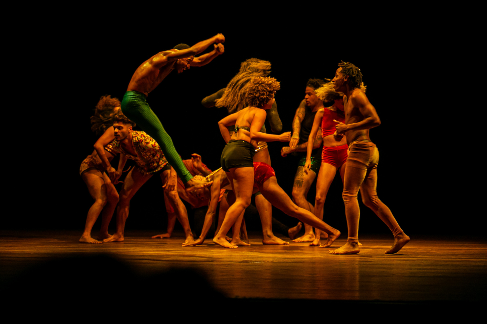 Grupo de artistas em uma apresentação de dança no palco